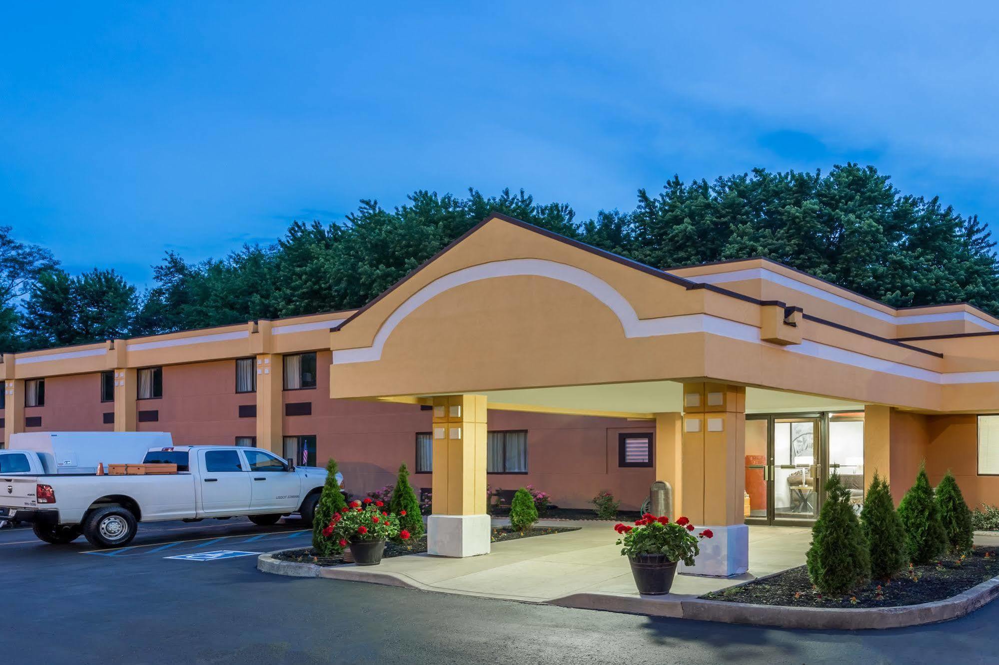 Super 8 By Wyndham Logansport Motel Exterior photo