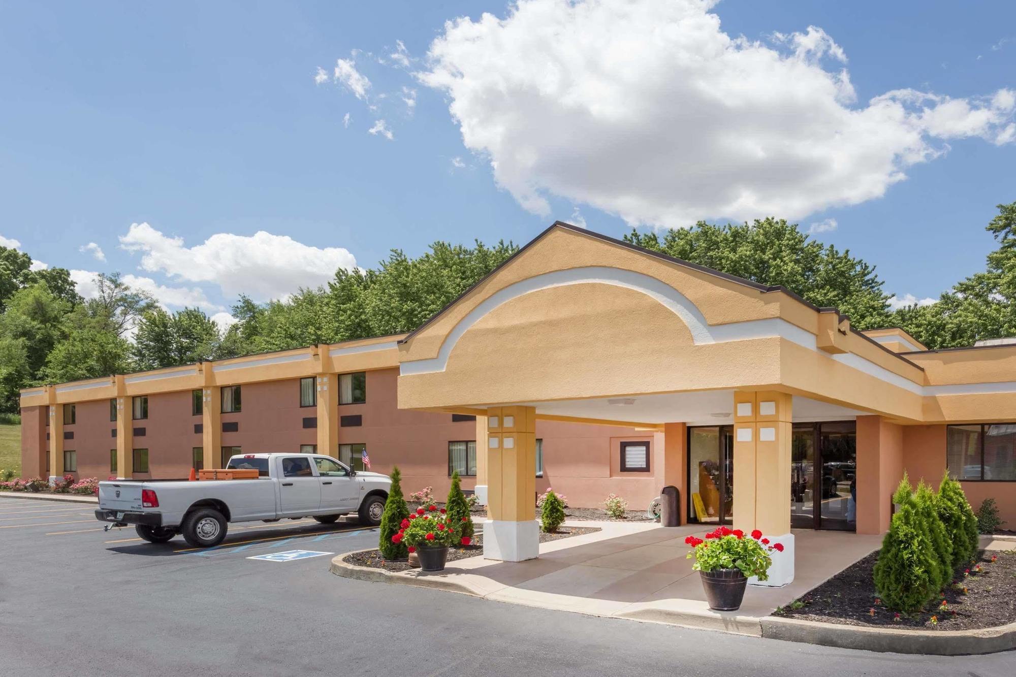 Super 8 By Wyndham Logansport Motel Exterior photo